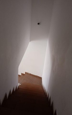 Casa à venda com 200m², 6 quartos e 4 vagas Casa à venda com 200m², 6 quartos e 4 vagasEscada Casa 3