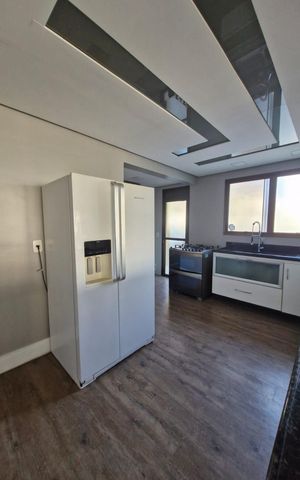 Apartamento à venda com 215m², 3 quartos e 3 vagas Apartamento à venda com 215m², 3 quartos e 3 vagasCozinha