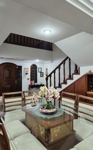 Casa à venda com 242m², 3 quartos e 2 vagasSala