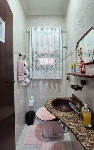 Casa à venda com 242m², 3 quartos e 2 vagasLavabo