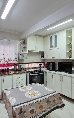 Casa à venda com 242m², 3 quartos e 2 vagasCozinha - Armários