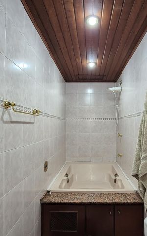 Casa à venda com 242m², 3 quartos e 2 vagasBanheiro da Suíte