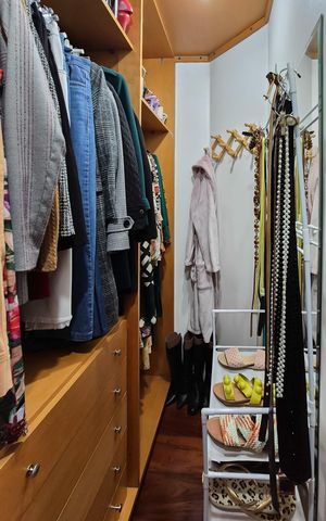 Casa à venda com 242m², 3 quartos e 2 vagasSuíte - closet