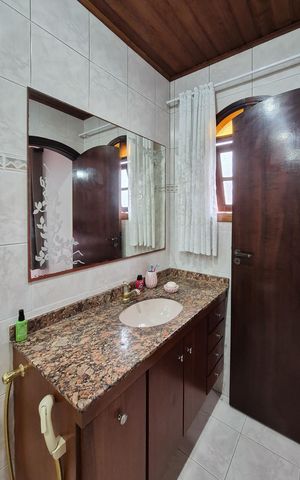 Casa à venda com 242m², 3 quartos e 2 vagasBanheiro da Suíte