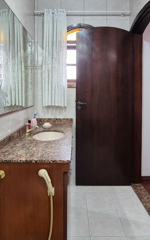 Casa à venda com 242m², 3 quartos e 2 vagasBanheiro da Suíte
