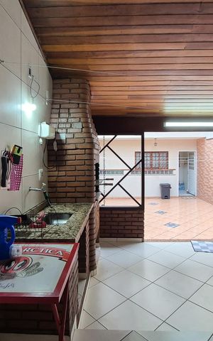 Casa à venda com 242m², 3 quartos e 2 vagasÁrea de Serviço