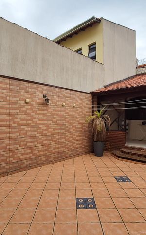 Casa à venda com 242m², 3 quartos e 2 vagasQuintal