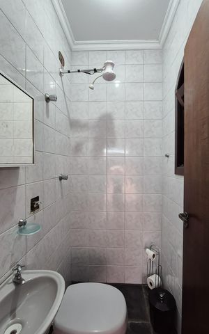 Casa à venda com 242m², 3 quartos e 2 vagasBanheiro de serviço