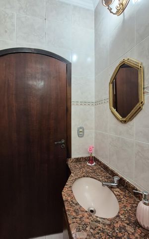 Casa à venda com 242m², 3 quartos e 2 vagasBanheiro Social