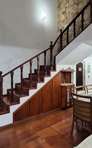 Casa à venda com 242m², 3 quartos e 2 vagasSala