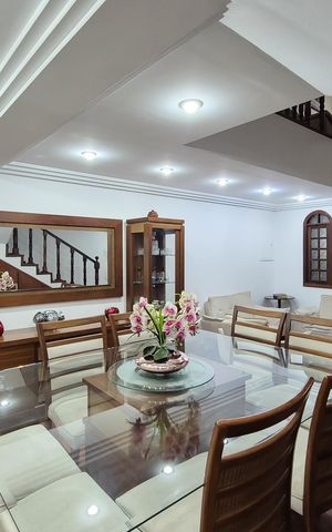 Casa à venda com 242m², 3 quartos e 2 vagasSala