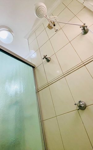Casa de condomínio à venda com 210m², 3 quartos e 3 vagas Casa de condomínio à venda com 210m², 3 quartos e 3 vagasBanheiro