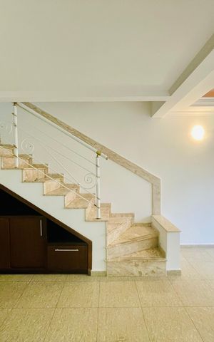 Casa de condomínio à venda com 210m², 3 quartos e 3 vagas Casa de condomínio à venda com 210m², 3 quartos e 3 vagasSala