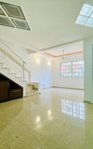 Casa de condomínio à venda com 210m², 3 quartos e 3 vagas Casa de condomínio à venda com 210m², 3 quartos e 3 vagasSala