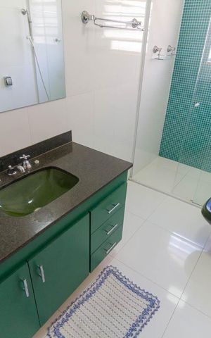 Casa à venda com 251m², 4 quartos e 3 vagasBanheiro 1
