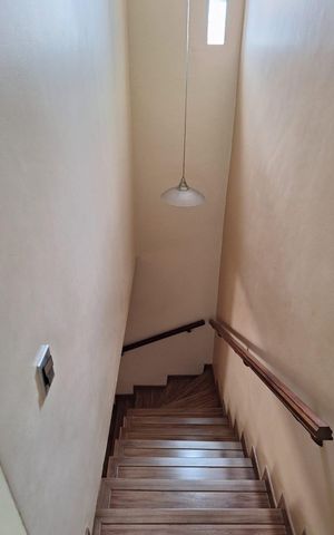 Casa à venda com 148m², 3 quartos e 2 vagas Casa à venda com 148m², 3 quartos e 2 vagasEscada