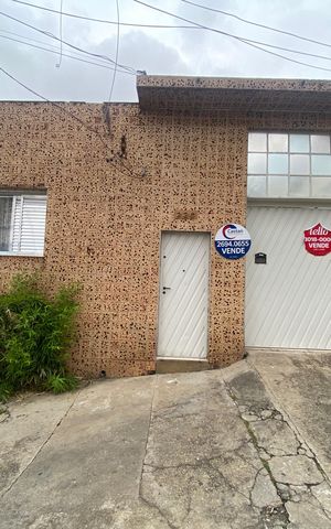 Casa à venda com 350m², 3 quartos e 4 vagas Casa à venda com 350m², 3 quartos e 4 vagasFachada - Placa