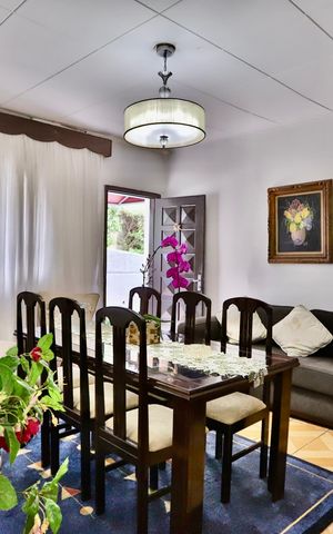 Casa à venda com 350m², 3 quartos e 4 vagas Casa à venda com 350m², 3 quartos e 4 vagasSala