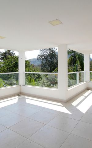 Casa de condomínio à venda com 850m², 4 quartos e 6 vagas Casa de condomínio à venda com 850m², 4 quartos e 6 vagasÁrea de Serviço
