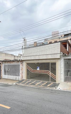 Casa à venda com 202m², 3 quartos e 2 vagasFachada + Placa