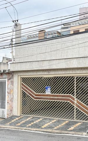Casa à venda com 202m², 3 quartos e 2 vagasFachada + Placa