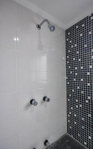 Apartamento para alugar com 179m², 4 quartos e 3 vagasChuveiro do Banheiro da Suíte 2