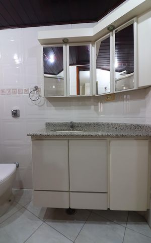 Apartamento à venda com 81m², 2 quartos e 2 vagasBanheiro da Suíte