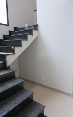 Casa à venda com 150m², 3 quartos e 4 vagasEscada
