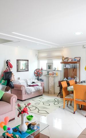 Casa à venda com 249m², 3 quartos e 3 vagasSala