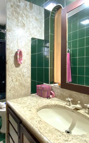 Casa à venda com 495m², 4 quartos e 3 vagas Casa à venda com 495m², 4 quartos e 3 vagasBanheiro