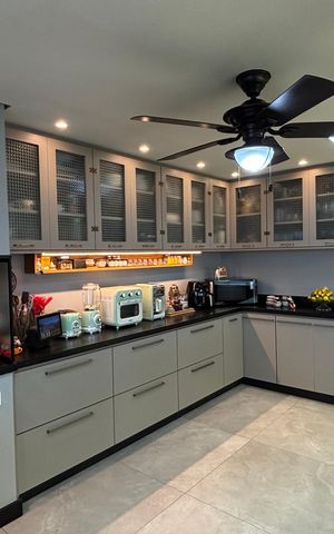 Apartamento à venda com 300m², 3 quartos e 5 vagas Apartamento à venda com 300m², 3 quartos e 5 vagasCozinha