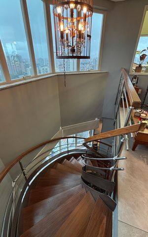 Apartamento à venda com 300m², 3 quartos e 5 vagas Apartamento à venda com 300m², 3 quartos e 5 vagasEscada