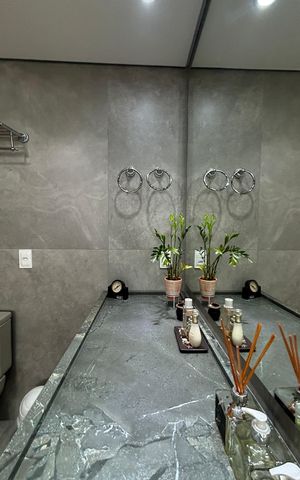 Apartamento à venda com 300m², 3 quartos e 5 vagas Apartamento à venda com 300m², 3 quartos e 5 vagasBanheiro da Suíte 3