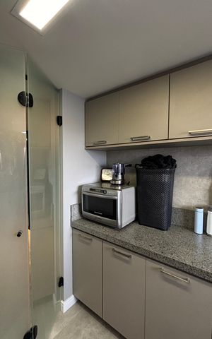 Apartamento à venda com 300m², 3 quartos e 5 vagas Apartamento à venda com 300m², 3 quartos e 5 vagasÁrea de Serviço
