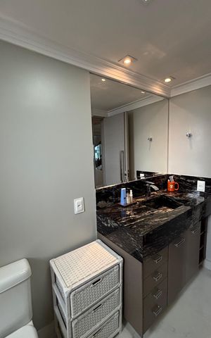 Apartamento à venda com 300m², 3 quartos e 5 vagas Apartamento à venda com 300m², 3 quartos e 5 vagasBanheiro da Suíte 1