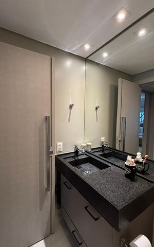Apartamento à venda com 300m², 3 quartos e 5 vagas Apartamento à venda com 300m², 3 quartos e 5 vagasBanheiro da Suíte 2