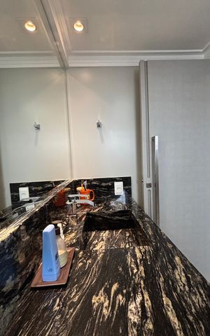 Apartamento à venda com 300m², 3 quartos e 5 vagas Apartamento à venda com 300m², 3 quartos e 5 vagasBanheiro da Suíte 1