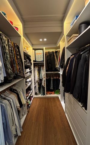 Apartamento à venda com 300m², 3 quartos e 5 vagas Apartamento à venda com 300m², 3 quartos e 5 vagasSuíte 3 Closet