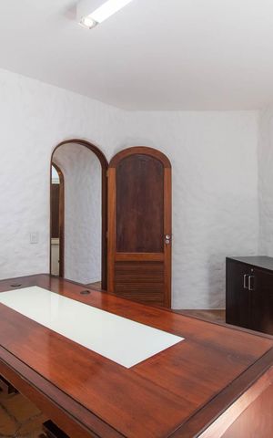 Casa à venda com 700m², 4 quartos e 4 vagasEscritório