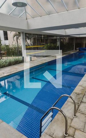 Apartamento à venda com 218m², 3 quartos e 5 vagas Apartamento à venda com 218m², 3 quartos e 5 vagasÁrea comum - Piscina