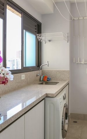 Apartamento à venda com 218m², 3 quartos e 5 vagas Apartamento à venda com 218m², 3 quartos e 5 vagasÁrea de Serviço
