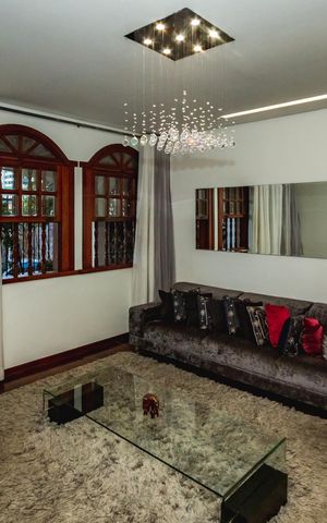 Casa à venda com 300m², 3 quartos e 3 vagasSala