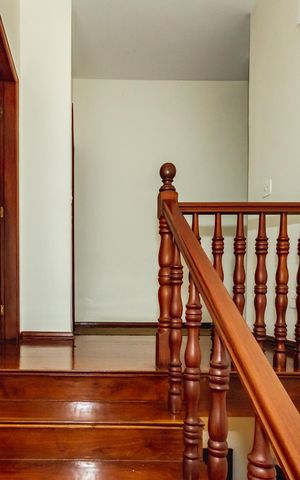 Casa à venda com 300m², 3 quartos e 3 vagasEscada 
