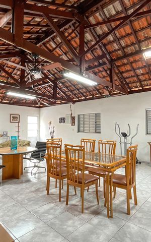 Casa à venda com 370m², 5 quartos e 3 vagas Casa à venda com 370m², 5 quartos e 3 vagasSalão