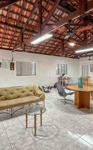Casa à venda com 370m², 5 quartos e 3 vagas Casa à venda com 370m², 5 quartos e 3 vagasSalão