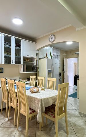 Casa à venda com 370m², 5 quartos e 3 vagas Casa à venda com 370m², 5 quartos e 3 vagasCozinha