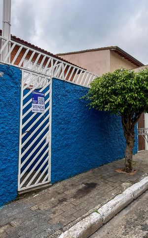 Casa à venda com 370m², 5 quartos e 3 vagas Casa à venda com 370m², 5 quartos e 3 vagasFachada
