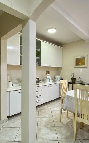 Casa à venda com 370m², 5 quartos e 3 vagas Casa à venda com 370m², 5 quartos e 3 vagasCozinha
