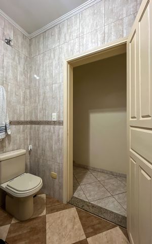 Casa à venda com 370m², 5 quartos e 3 vagas Casa à venda com 370m², 5 quartos e 3 vagasBanheiro Corredor