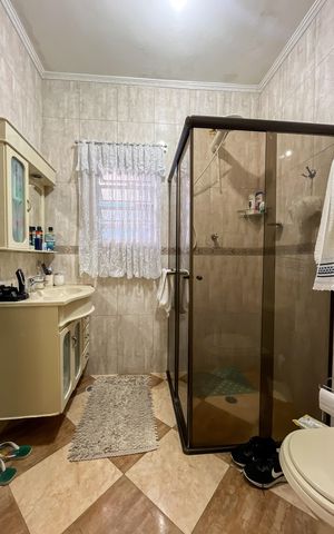 Casa à venda com 370m², 5 quartos e 3 vagas Casa à venda com 370m², 5 quartos e 3 vagasBanheiro Corredor